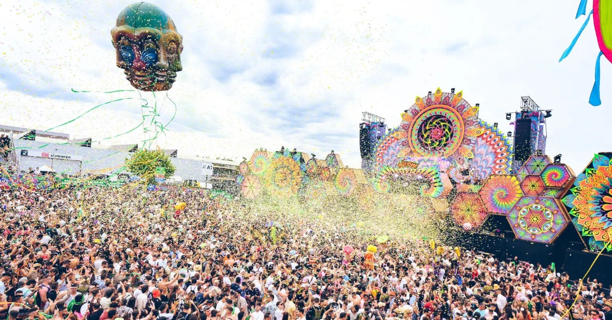 Público de elrow Town Madrid 2023 con el escenario de fondo mientras cae confeti.